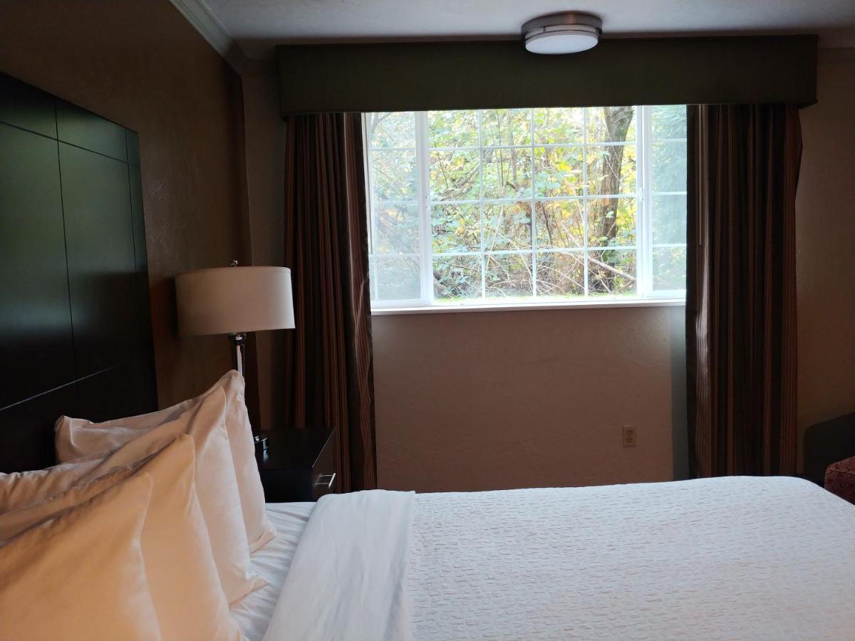 Best Western Plus Parkway Inn Уилсонвилл Экстерьер фото