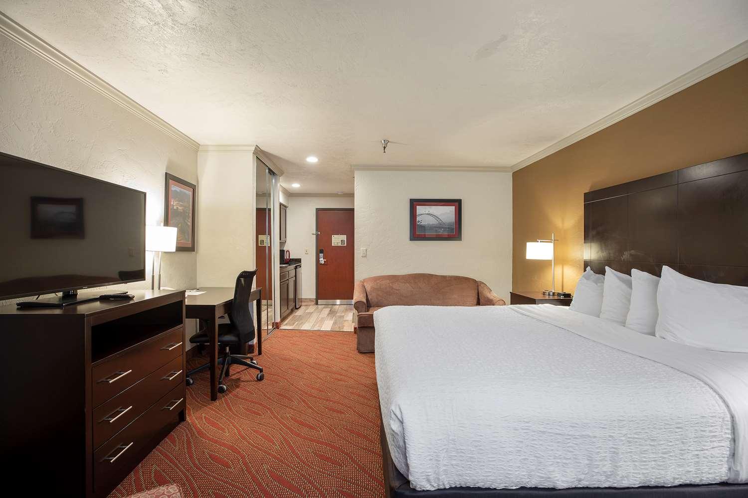 Best Western Plus Parkway Inn Уилсонвилл Экстерьер фото