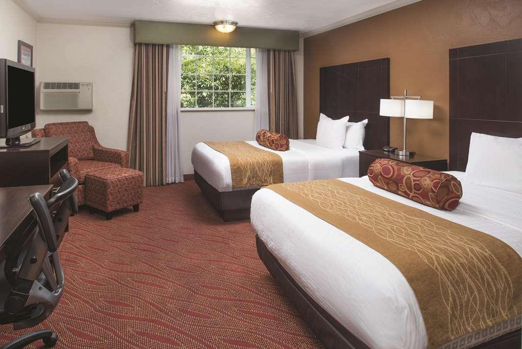Best Western Plus Parkway Inn Уилсонвилл Экстерьер фото