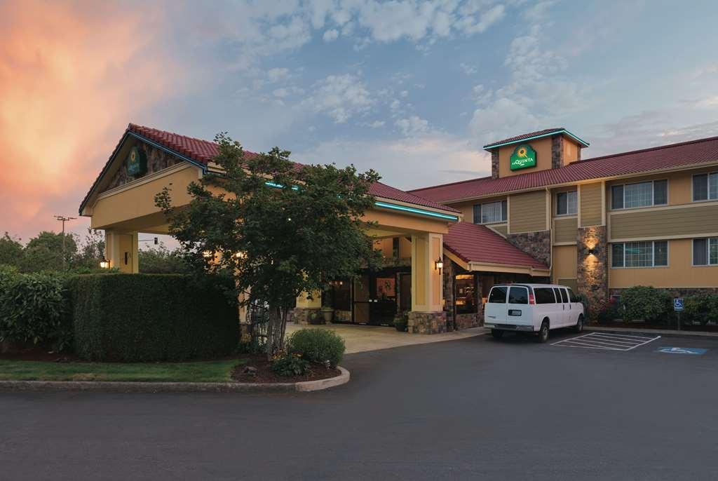 Best Western Plus Parkway Inn Уилсонвилл Экстерьер фото