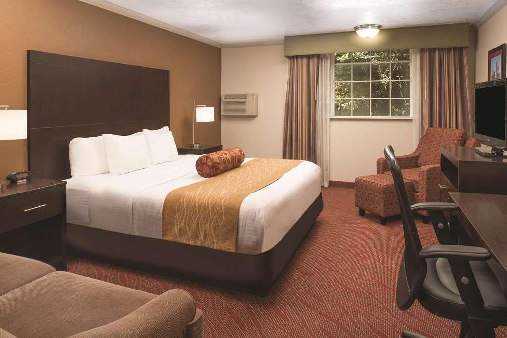 Best Western Plus Parkway Inn Уилсонвилл Экстерьер фото