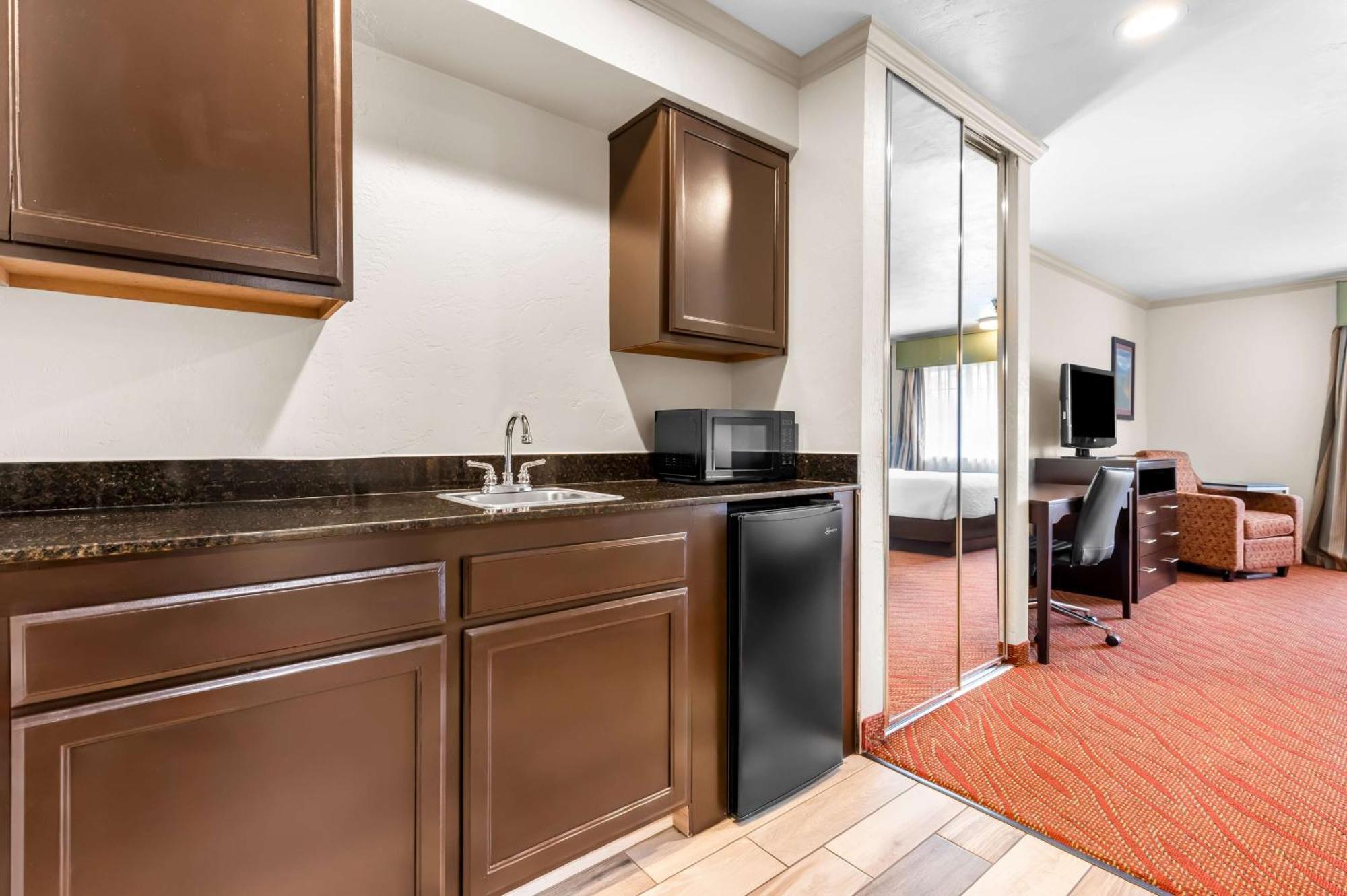 Best Western Plus Parkway Inn Уилсонвилл Экстерьер фото