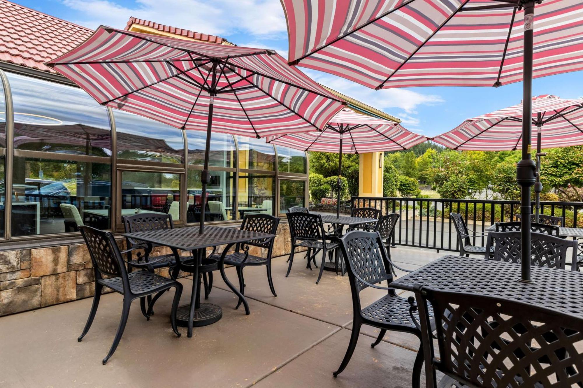 Best Western Plus Parkway Inn Уилсонвилл Экстерьер фото