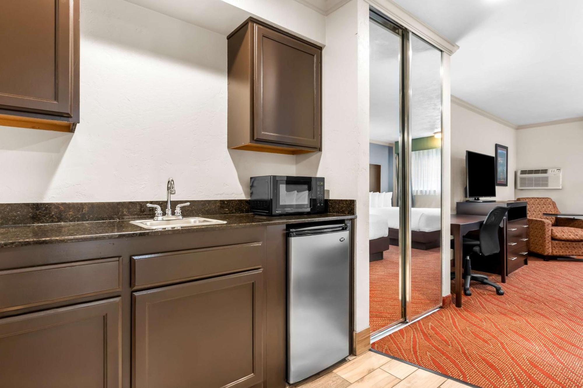 Best Western Plus Parkway Inn Уилсонвилл Экстерьер фото