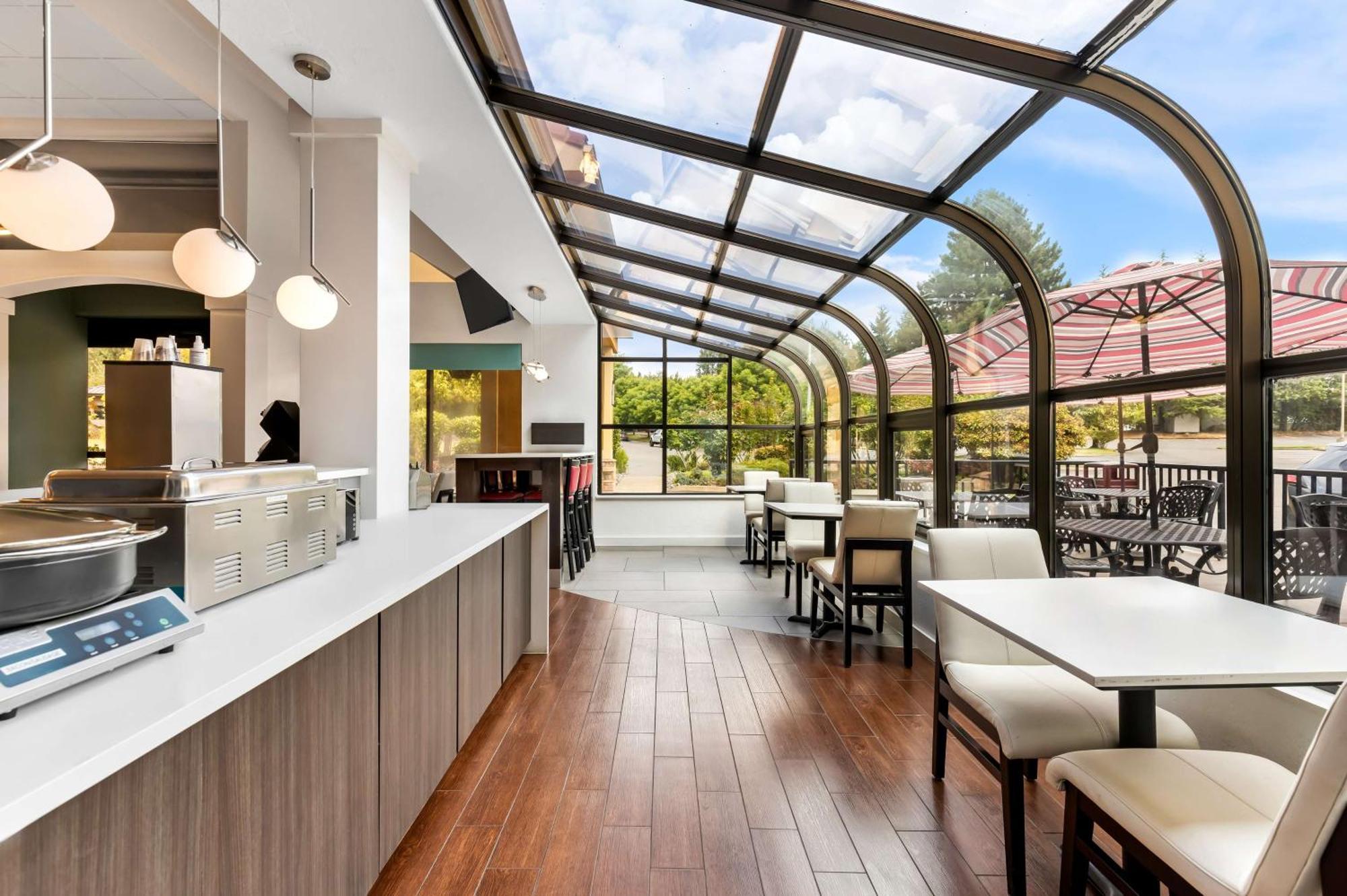 Best Western Plus Parkway Inn Уилсонвилл Экстерьер фото