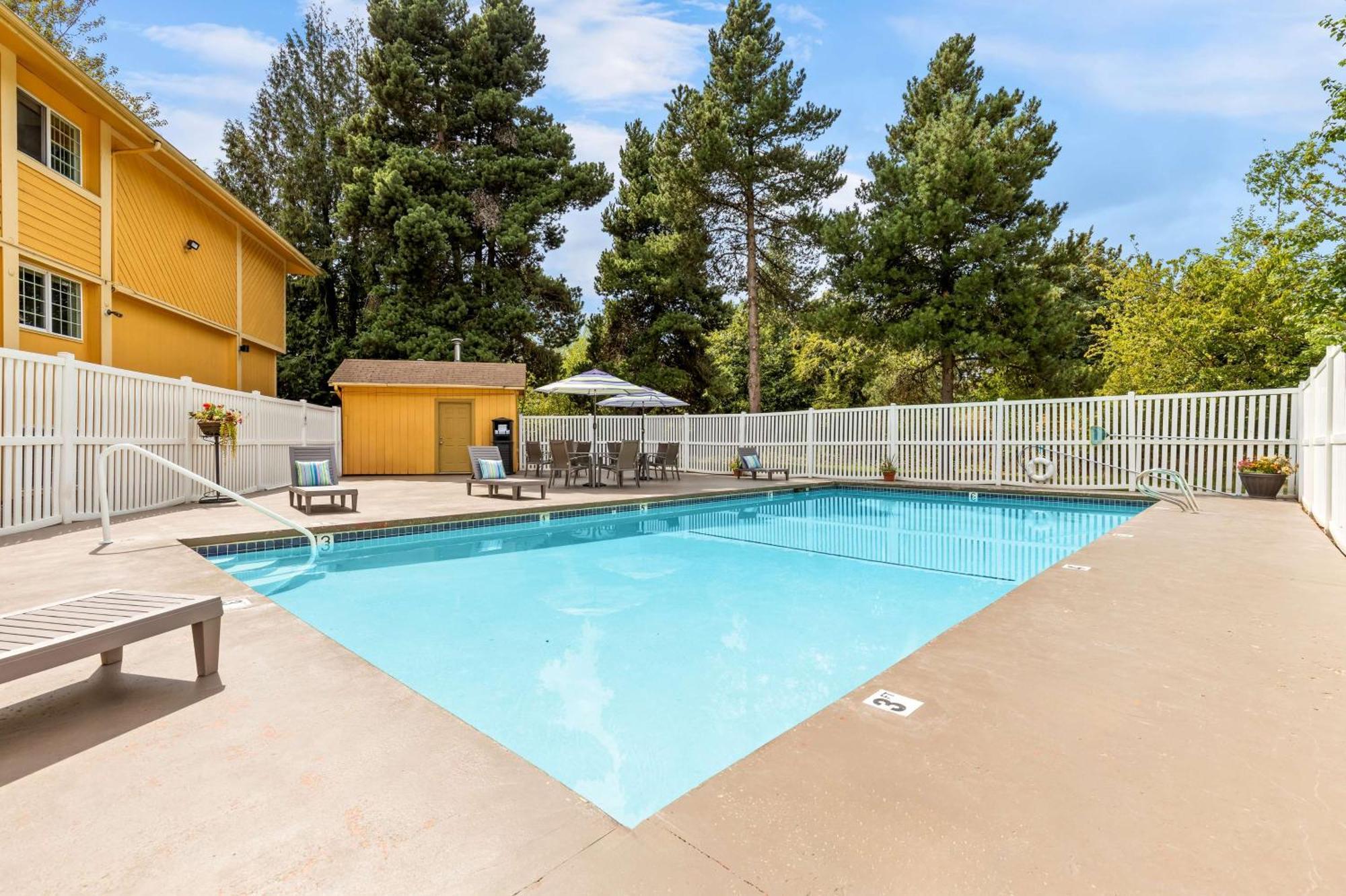 Best Western Plus Parkway Inn Уилсонвилл Экстерьер фото