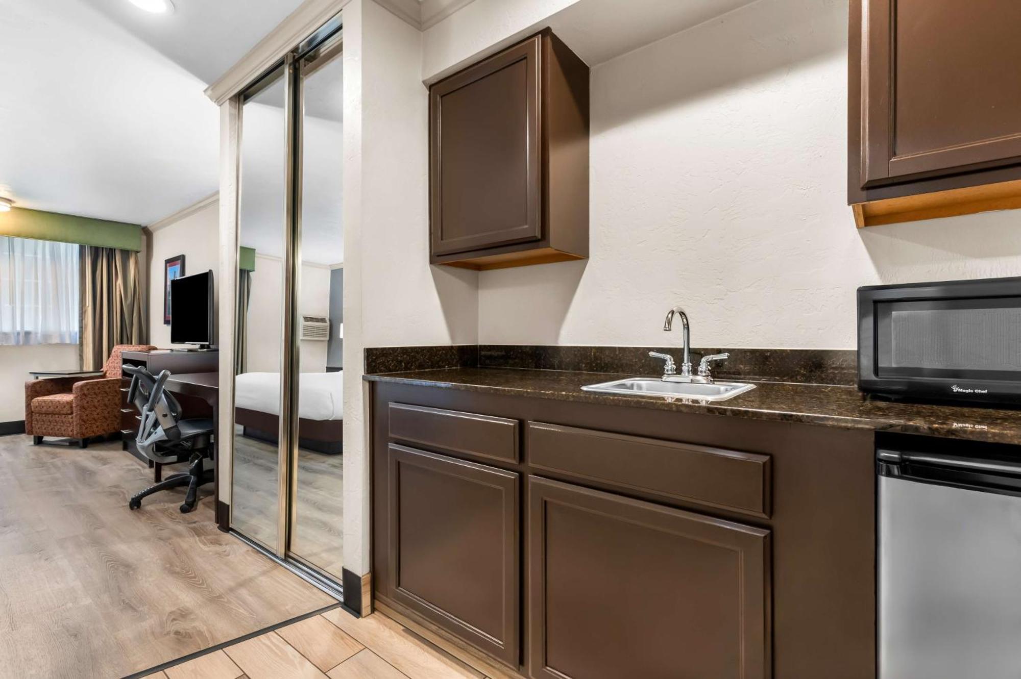Best Western Plus Parkway Inn Уилсонвилл Экстерьер фото